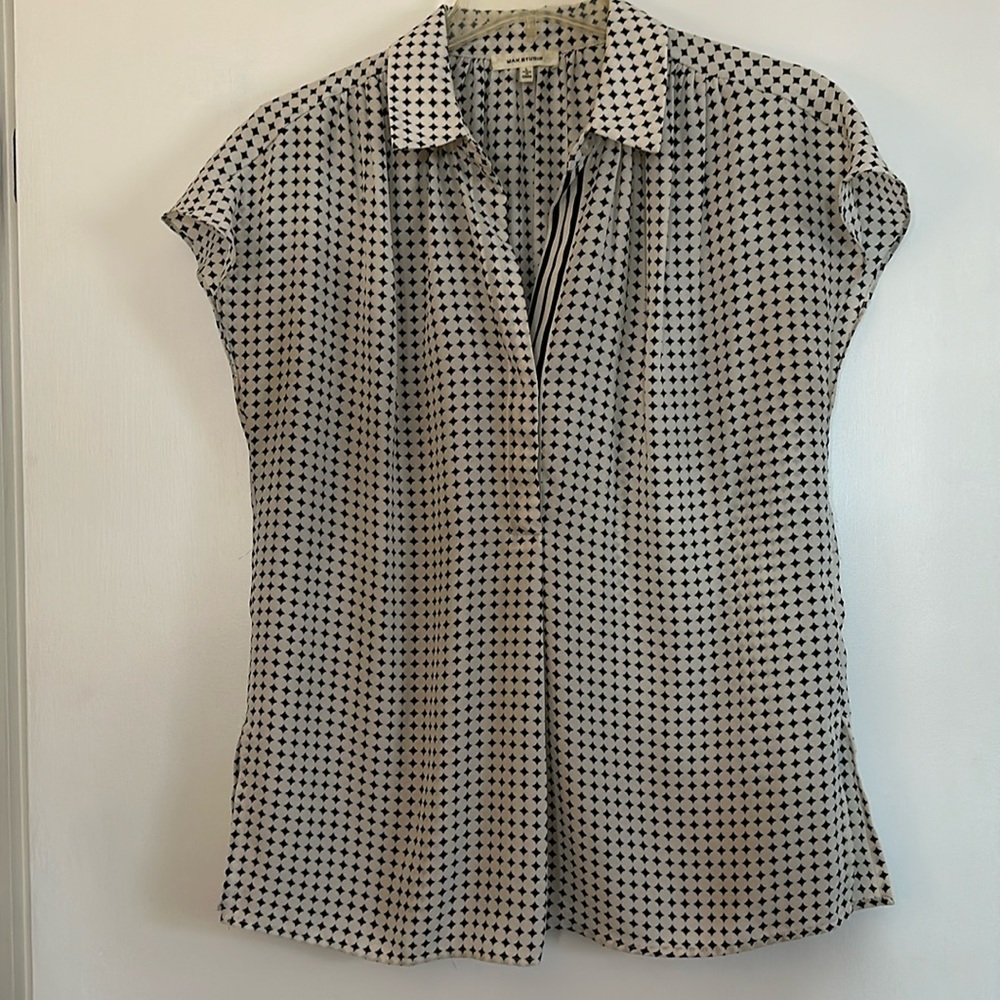 Max Studio cap sleeves top with neckline detail. Size L